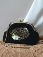 Сумка Марокко с жемчужным цветком из черной экозамши на фермуаре с вышивкой