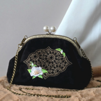 Сумка Марокко с жемчужным цветком из черной экозамши на фермуаре с вышивкой