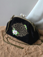 Сумка Марокко с жемчужным цветком из черной экозамши на фермуаре с вышивкой