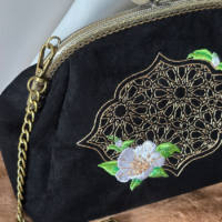 Сумка Марокко с жемчужным цветком из черной экозамши на фермуаре с вышивкой