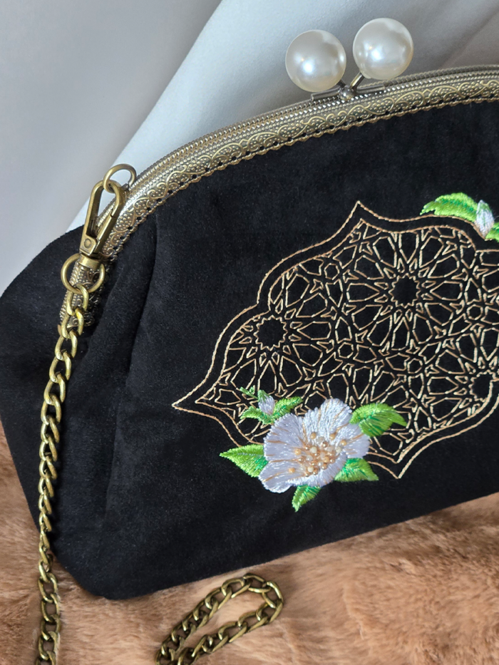 Сумка Марокко с жемчужным цветком из черной экозамши на фермуаре с вышивкой
