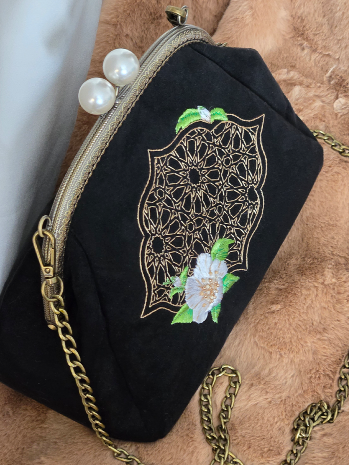 Сумка Марокко с жемчужным цветком из черной экозамши на фермуаре с вышивкой