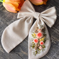 Нежный бант с ручной вышивкой — утончённый акцент для вашего образа