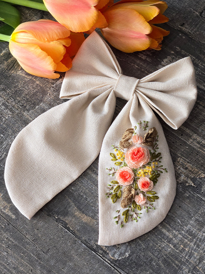 Нежный бант с ручной вышивкой — утончённый акцент для вашего образа