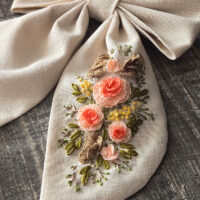 Нежный бант с ручной вышивкой — утончённый акцент для вашего образа