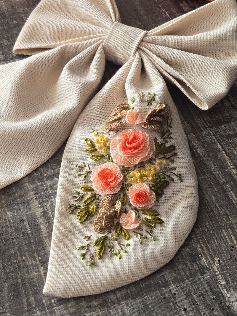 Нежный бант с ручной вышивкой — утончённый акцент для вашего образа