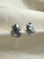 Серьги ручной работы из запекаемой полимерной глины с цветочным мотивом в серебристых тонах