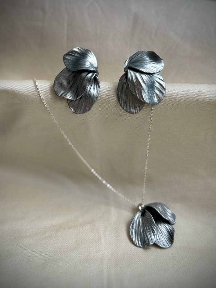Серьги-пусеты «Лепестки в серебре» из полимерной глины — изображение 2