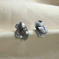 Серьги ручной работы из запекаемой полимерной глины с цветочным мотивом в серебристых тонах