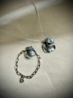 Серьги-пусеты «Лепестки в серебре» из полимерной глины — изображение 3