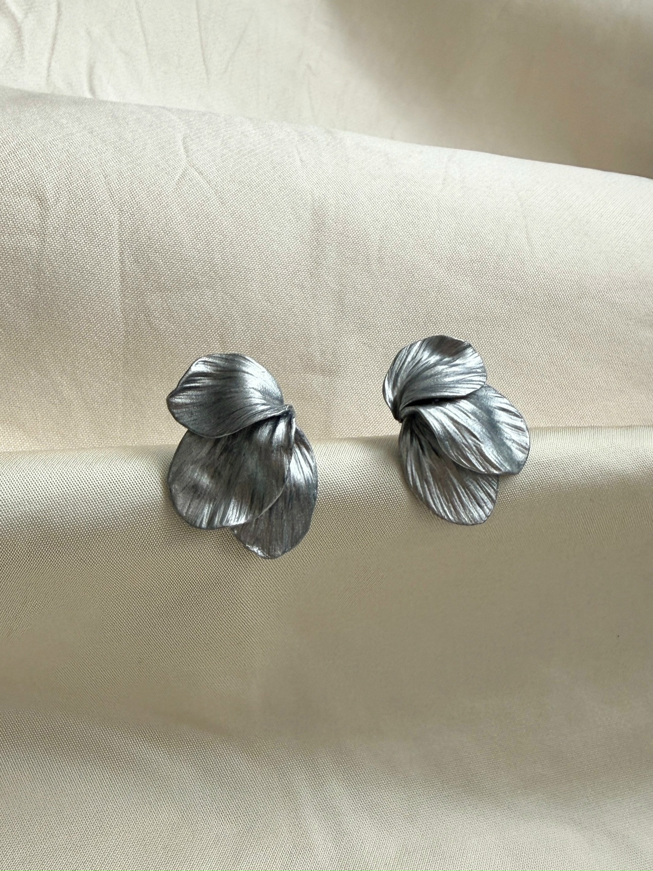 Серьги ручной работы из запекаемой полимерной глины с цветочным мотивом в серебристых тонах