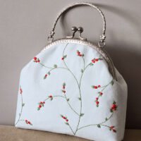 Сумочка с фермуаром и ручной вышивкой — винтажная элегантность в деталях