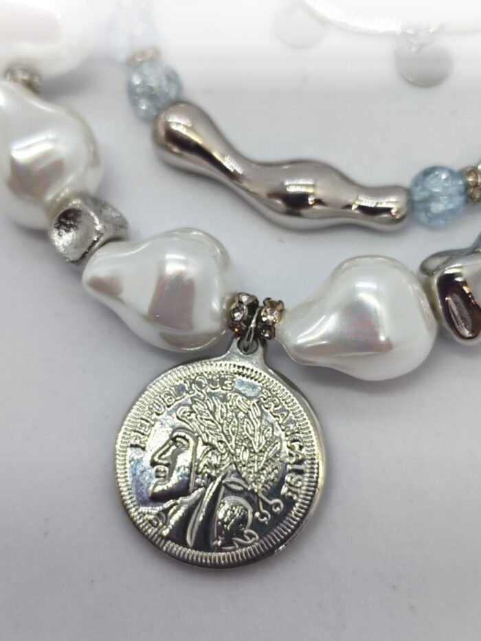 Браслет с жемчугом Майорка и сахарным кварцем: воплощение элегантности и индивидуальности Ищете украшение, которое подчеркнёт вашу утончённость и добавит нотку роскоши в любой образ? Представляем вам эксклюзивный браслет, сочетающий в себе изысканность жемчуга, нежность кварца и изящество серебряных элементов. Почему этот браслет заслуживает вашего внимания? · Роскошный дизайн. Крупные жемчужные бусины неправильной формы создают ощущение природной гармонии и уникальности. Нежно-голубой кварц напоминает о морском бризе и добавляет свежести образу. · Сочетание материалов. Серебряные элементы разной формы (гладкие, фактурные, изогнутые) создают интересную игру линий и текстур, делая браслет по-настоящему уникальным. · Особая деталь — монета-подвеска. Центральный элемент украшения — стилизованная монета с рельефным изображением. Она придаёт браслету винтажный шарм и делает его настоящим акцентом в образе. · Универсальность. Этот браслет легко сочетается как с повседневной одеждой, так и с вечерними нарядами. Он подойдёт для офиса, романтического ужина или торжественного мероприятия. · Три в одном. Этот аксессуар можно разделить на три самостоятельных браслета. Можно носить все сразу или по оному... Все, как пожелает ваше настроение · Качество исполнения. Каждый элемент тщательно подобран и надёжно закреплён. Браслет удобен в носке и не теряет внешний вид со временем. Идеальный подарок! Ищете подарок для особенной женщины? Этот браслет станет символом вашей заботы и внимания. Он подойдёт как для молодой девушки, так и для зрелой дамы, ценящей классику и элегантность. Не упустите возможность пополнить свою коллекцию украшений настоящим произведением искусства! Добавьте этот браслет в корзину уже сегодня и позвольте себе наслаждаться его красотой каждый день. Для заказа и по всем вопросам обращайтесь Телефон: +79817339605 WhatsApp: wa.me/79817339605 Группа в Telegram: t.me/LanaMir03 Сообщения группы VK: vk.me/lanamirc Группа VK, где вы найдете еще больше украшений: https://vk.com/lanamirc Или можно оформить заказ и задать вопрос прямо здесь, на нашем маркетплейсе https://marketcraft.ru/store/lanamir/ Нас находят по запросам: Браслет ручной работы, жемчуг, кварц, сахарный кварц, серебро, бусины, подвеска-монета, винтажный стиль, элегантность, украшение, женский аксессуар, ручная работа, изысканность, перламутр, голубые бусины, декоративные элементы, стильный браслет, ювелирное изделие, аксессуар для образа, дизайнерский браслет, браслет с камнями, тройной браслет