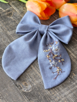 Голубой бант с вышивкой — изысканный аксессуар для образа