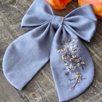 Голубой бант с вышивкой — изысканный аксессуар для образа