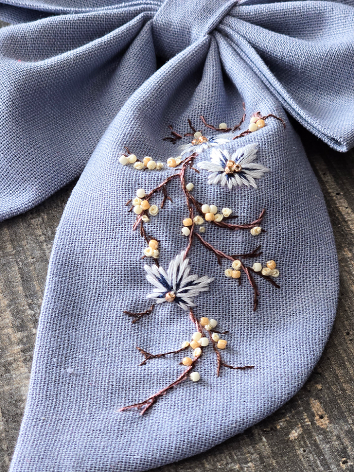 Голубой бант с вышивкой — изысканный аксессуар для образа