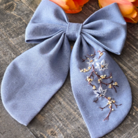 Голубой бант с вышивкой — изысканный аксессуар для образа