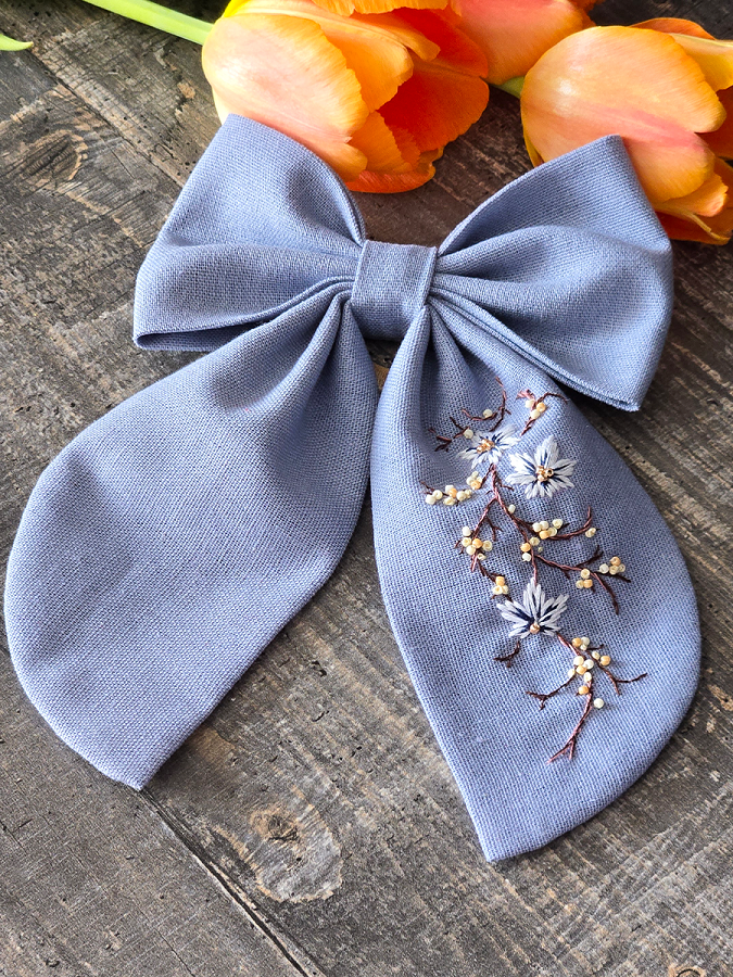 Голубой бант с вышивкой — изысканный аксессуар для образа