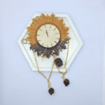 Брошь «Полдень» в стиле славянского фэнтези Представляем вам уникальную брошь «Полдень» — изделие, в котором переплелись мотивы древних славянских легенд и символика течения времени. Этот аксессуар станет не просто украшением, а настоящим оберегом и выразительным элементом образа в стиле фэнтези. Этой брошью можно заменить брошь из комплекта украшений "Полудница".