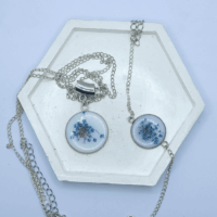 Набор украшений «Тайна синего цветка» В далёких землях, где магия сплетается с реальностью, а цветы хранят древние тайны, мастера-чародеи создали этот удивительный набор — кулон и браслет, заключённые в сияющую ювелирную смолу. В центре каждого украшения — нежные соцветия тысячелистника, будто застывшие в танце под светом лунной дорожки. Эти цветы не увядают, ибо в них заключена искра вечной тайны.