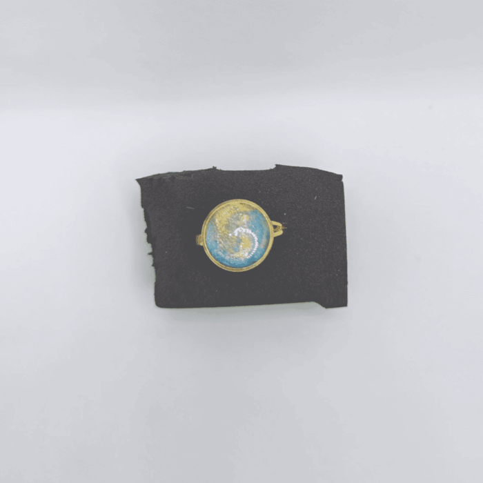 Набор украшений «Богиня Солнца» в фэнтези-стиле Этот завораживающий набор погружает в атмосферу волшебного мира, где царит свет и тепло солнечной богини. В коллекцию входят серьги, кольцо и брошь, объединённые общей темой поклонения солнцу и магии света.