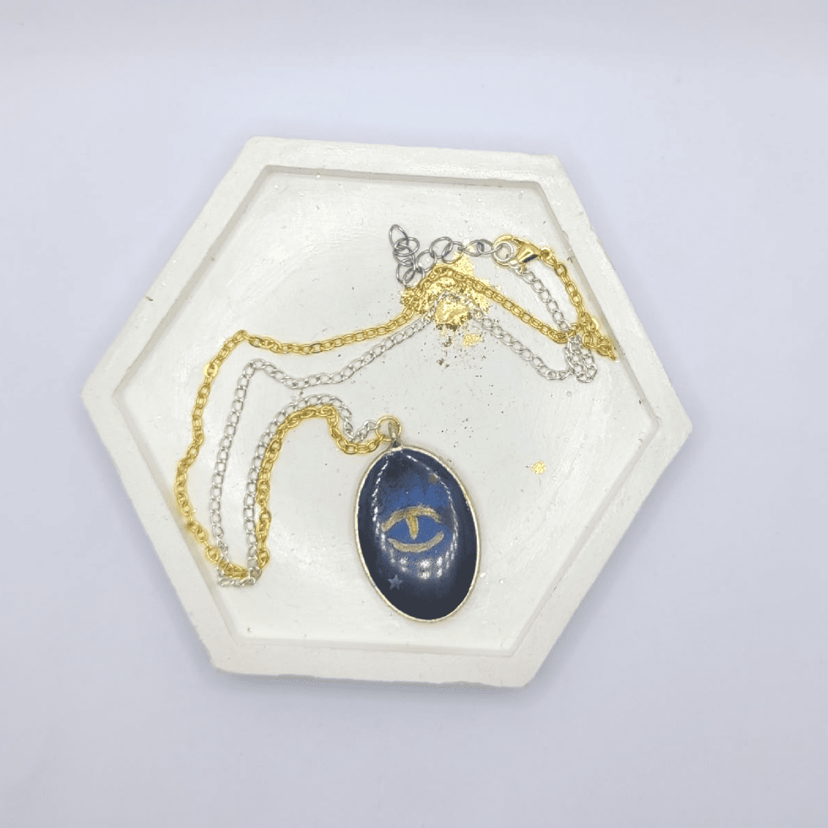 Набор украшений «Оракул» в фэнтези-стиле: кулон и серьги Этот мистический набор переносит в мир древних пророчеств и магических ритуалов. Каждое украшение — не просто аксессуар, а артефакт, наделённый особой энергетикой, способный стать проводником в тайны вселенной.