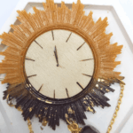 Брошь «Полдень» в стиле славянского фэнтези Представляем вам уникальную брошь «Полдень» — изделие, в котором переплелись мотивы древних славянских легенд и символика течения времени. Этот аксессуар станет не просто украшением, а настоящим оберегом и выразительным элементом образа в стиле фэнтези. Этой брошью можно заменить брошь из комплекта украшений "Полудница".