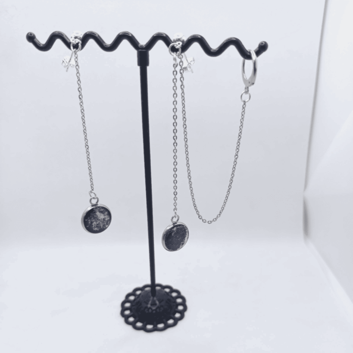 Набор украшений «Богиня Луны» в фэнтези-стиле — это завораживающая коллекция, погружающая в атмосферу магического мира. Комплект состоит из кулона, браслета, классической серьги и серьги - кафф, объединённых общей темой поклонения лунной богине и мистики ночного неба.