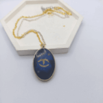 Набор украшений «Оракул» в фэнтези-стиле: кулон и серьги Этот мистический набор переносит в мир древних пророчеств и магических ритуалов. Каждое украшение — не просто аксессуар, а артефакт, наделённый особой энергетикой, способный стать проводником в тайны вселенной.