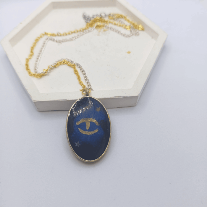 Набор украшений «Оракул» в фэнтези-стиле: кулон и серьги Этот мистический набор переносит в мир древних пророчеств и магических ритуалов. Каждое украшение — не просто аксессуар, а артефакт, наделённый особой энергетикой, способный стать проводником в тайны вселенной.