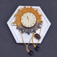 Брошь «Полдень» в стиле славянского фэнтези Представляем вам уникальную брошь «Полдень» — изделие, в котором переплелись мотивы древних славянских легенд и символика течения времени. Этот аксессуар станет не просто украшением, а настоящим оберегом и выразительным элементом образа в стиле фэнтези. Этой брошью можно заменить брошь из комплекта украшений "Полудница".