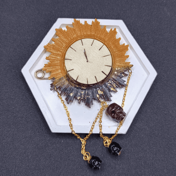 Брошь «Полдень» в стиле славянского фэнтези Представляем вам уникальную брошь «Полдень» — изделие, в котором переплелись мотивы древних славянских легенд и символика течения времени. Этот аксессуар станет не просто украшением, а настоящим оберегом и выразительным элементом образа в стиле фэнтези. Этой брошью можно заменить брошь из комплекта украшений "Полудница".