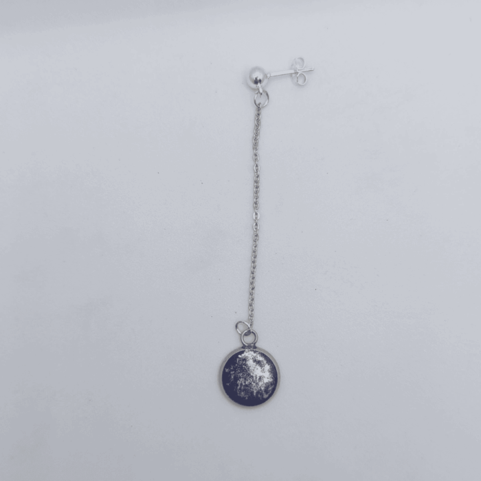 Набор украшений «Богиня Луны» в фэнтези-стиле — это завораживающая коллекция, погружающая в атмосферу магического мира. Комплект состоит из кулона, браслета, классической серьги и серьги - кафф, объединённых общей темой поклонения лунной богине и мистики ночного неба.