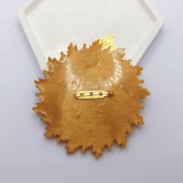 Набор украшений «Богиня Солнца» в фэнтези-стиле Этот завораживающий набор погружает в атмосферу волшебного мира, где царит свет и тепло солнечной богини. В коллекцию входят серьги, кольцо и брошь, объединённые общей темой поклонения солнцу и магии света.