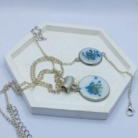 Набор украшений «Тайна синего цветка» В далёких землях, где магия сплетается с реальностью, а цветы хранят древние тайны, мастера-чародеи создали этот удивительный набор — кулон и браслет, заключённые в сияющую ювелирную смолу. В центре каждого украшения — нежные соцветия тысячелистника, будто застывшие в танце под светом лунной дорожки. Эти цветы не увядают, ибо в них заключена искра вечной тайны.