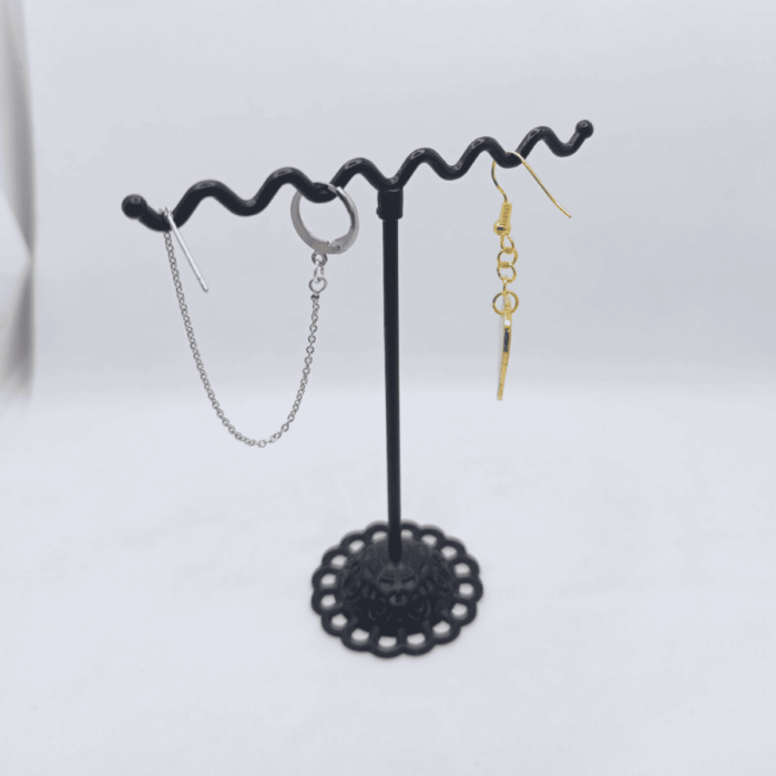 Набор украшений «Оракул» в фэнтези-стиле: кулон и серьги Этот мистический набор переносит в мир древних пророчеств и магических ритуалов. Каждое украшение — не просто аксессуар, а артефакт, наделённый особой энергетикой, способный стать проводником в тайны вселенной.