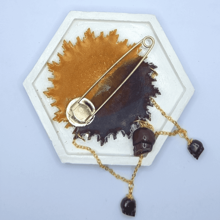 Брошь «Полдень» в стиле славянского фэнтези Представляем вам уникальную брошь «Полдень» — изделие, в котором переплелись мотивы древних славянских легенд и символика течения времени. Этот аксессуар станет не просто украшением, а настоящим оберегом и выразительным элементом образа в стиле фэнтези. Этой брошью можно заменить брошь из комплекта украшений "Полудница".