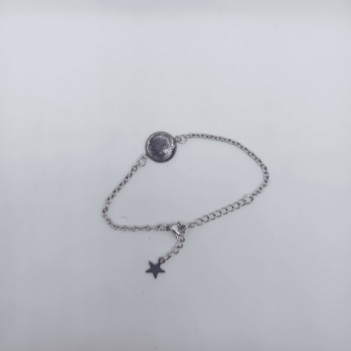 Набор украшений «Богиня Луны» в фэнтези-стиле — это завораживающая коллекция, погружающая в атмосферу магического мира. Комплект состоит из кулона, браслета, классической серьги и серьги - кафф, объединённых общей темой поклонения лунной богине и мистики ночного неба. Кулон — центральный элемент набора. Он выполнен в виде овальной подвески с изысканной ажурной оправой, напоминающей древние эльфийские узоры. В центре кулона — глубокий тёмно-синий фон, имитирующий ночное небо, усыпанное серебряными звёздами. Этот мотив символизирует связь с космосом и тайными знаниями, которыми обладали жрицы лунной богини. Кулон подвешен на изящной цепочке цвета серебра. Браслет гармонично дополняет композицию. Он состоит из тонкой серебряной цепочки с центральным круглым элементом, повторяющими дизайн кулона — тёмно-синий «космос» с лунными бликами. Браслет словно хранит в себе отблески лунного света, оберегая владелицу от тёмных сил и наполняя её энергией ночи. Серьги выполнены в лаконичном, но выразительном стиле. Каждая серьга представляет собой круглый диск с тем же тёмно-синим фоном и мерцающими деталями, что создаёт эффект миниатюрных лун. Лёгкая цепочка, соединяющая диск с основой, добавляет динамики и подчёркивает воздушность образа. Особенности стиля: Цветовая гамма: сочетание серебра и глубокого синего цвета создаёт ощущение прохлады и мистики, характерной для лунных ритуалов. Детали: звёздные мотивы и ажурные элементы отсылают к древним магическим символам, используемым в обрядах поклонения луне. Эстетика: набор воплощает образ эльфийской жрицы или ведьмы, связанной с силами ночи. Он идеально подойдёт для косплея, тематических фотосессий или просто для тех, кто ценит фэнтези-эстетику в повседневных аксессуарах. Символика: каждый элемент набора не только украшает, но и несёт скрытый смысл — защиту, мудрость и связь с лунной энергией. Данный набор связан с наборами "Плач души", "Богиня Солнца", "Оракул", "Боль" и "Путь ненавести" и основан на цикле песен "Путь ненависти" автора m19[kei]. Мастерская «Таинственный лес» - создает артефакты лесного чародейства За гранью обыденного, там, где туман стелется по земле, словно серебристая река, а деревья шепчут древние заклинания, притаилась мастерская «Таинственный лес». Её очертания то появляются, то растворяются в дымке — лишь избранные могут найти сюда дорогу. Атмосфера Здание словно выросло из самого леса: стены оплетены светящимся мхом, крыша укрыта кроной векового дуба, а вместо окон — переливы магического инея, показывающие картины далёких миров. Внутри царит полумрак, пронизанный лучами лунного света. Воздух напоён ароматом смолы и сухих трав, а приглушённый свет магических светильников‑кристалов окрашивает пространство в мягкие янтарные тона. Вдоль стен тянутся полки с редкими ингредиентами: смолы древних деревьев; кристаллизованного тумана. засахаренные лепестки лунных цветов; крошечные раковины морских фей; пыльца светлячков‑альбиносов; Ароматы смешанные как зелья, и воск как расплавленные сны Тишину нарушают лишь мерное журчание зачарованного фонтана и лёгкий звон стеклянных сосудов.По углам притаились тени‑хранители — молчаливые стражи мастерства, следящие за тем, чтобы секреты ремесла не покинули этих стен. Творческий процесс В сердце мастерской, у алтаря из полированного обсидиана, трудятся мастера ‑ эльф и ведьма. Они владеют древними техниками, соединяя природную магию с искусством: Эпоксидная смола превращается в: миниатюрные водоёмы с плавающими в них светящимися водорослями; капсулы с застывшими мгновениями: падающей звездой, танцующей феей, распускающимся цветком; прозрачные обереги, внутри которых кружатся вихри из пыльцы волшебных растений. Гипс под их руками обретает новую жизнь: становится изящными ветвями заколдованного дерева; превращается в барельефы с изображениями мифических существ; формирует основу для панно с пейзажами зачарованных земель. На полках, словно сокровища забытых цивилизаций, сияют творения мастеров: кулоны‑порталы — в глубине смолы таятся миниатюрные миры: затерянные города, горные хребты, лесные озёра; серьги‑лунные блики — капли гипса, обрамлённые сияющей смолой, мерцают, словно отражая лунный свет; Ароматические свечи - запечатлившие разные эмоции и настроения; декоративные панно — гипсовые рельефы, дополненные заливкой из радужной смолы, создающей эффект магического свечения; подсвечники‑духи леса — фигуры из гипса, держащие чаши из прозрачной смолы, где танцуют огоньки, похожие на лесных светлячков. Мастера используют: заклинания застывания — чтобы смола и гипс принимали нужную форму и застывали в мгновение ока; эликсиры и порошки трансформации — капли и щепотки волшебных составов создают переливы от изумрудного до сапфирового; пыльцу ночных цветов — для эффекта мягкого свечения в темноте; разные мгновения превращенные в эликсиры для свеч ритуалы благословения — каждое изделие получает частицу лесной магии, дарующую удачу и защиту. Дух места В «Таинственном лесу» время течёт по‑иному. Здесь каждый завиток смолы — это история, каждый изгиб гипса — песнь древнего леса, каждый аромат свечи - ожившая история. Мастера не просто создают украшения и декор — они запечатлевают мгновения волшебства, делая его доступным для тех, кто умеет видеть красоту в обыденном. Это место, где реальность переплетается с фантазией, а ремесло становится магией. Каждый, кто переступает порог мастерской, уносит с собой не просто изделие, а частицу души «Таинственного леса». Здесь время течёт иначе: часы превращаются в минуты, а каждая капля смолы — в историю.