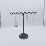 Набор украшений «Оракул» в фэнтези-стиле: кулон и серьги Этот мистический набор переносит в мир древних пророчеств и магических ритуалов. Каждое украшение — не просто аксессуар, а артефакт, наделённый особой энергетикой, способный стать проводником в тайны вселенной.