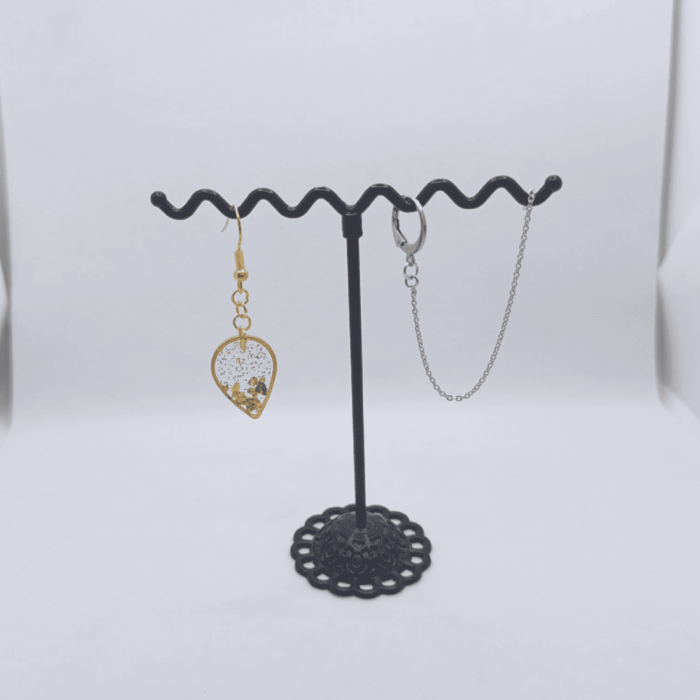 Набор украшений «Оракул» в фэнтези-стиле: кулон и серьги Этот мистический набор переносит в мир древних пророчеств и магических ритуалов. Каждое украшение — не просто аксессуар, а артефакт, наделённый особой энергетикой, способный стать проводником в тайны вселенной.