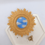 Набор украшений «Богиня Солнца» в фэнтези-стиле Этот завораживающий набор погружает в атмосферу волшебного мира, где царит свет и тепло солнечной богини. В коллекцию входят серьги, кольцо и брошь, объединённые общей темой поклонения солнцу и магии света.