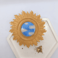 Набор украшений «Богиня Солнца» в фэнтези-стиле Этот завораживающий набор погружает в атмосферу волшебного мира, где царит свет и тепло солнечной богини. В коллекцию входят серьги, кольцо и брошь, объединённые общей темой поклонения солнцу и магии света.