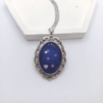 Набор украшений «Богиня Луны» в фэнтези-стиле — это завораживающая коллекция, погружающая в атмосферу магического мира. Комплект состоит из кулона, браслета, классической серьги и серьги - кафф, объединённых общей темой поклонения лунной богине и мистики ночного неба.