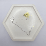 Набор украшений «Оракул» в фэнтези-стиле: кулон и серьги Этот мистический набор переносит в мир древних пророчеств и магических ритуалов. Каждое украшение — не просто аксессуар, а артефакт, наделённый особой энергетикой, способный стать проводником в тайны вселенной.