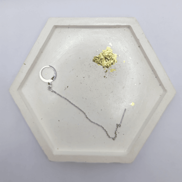 Набор украшений «Оракул» в фэнтези-стиле: кулон и серьги Этот мистический набор переносит в мир древних пророчеств и магических ритуалов. Каждое украшение — не просто аксессуар, а артефакт, наделённый особой энергетикой, способный стать проводником в тайны вселенной.