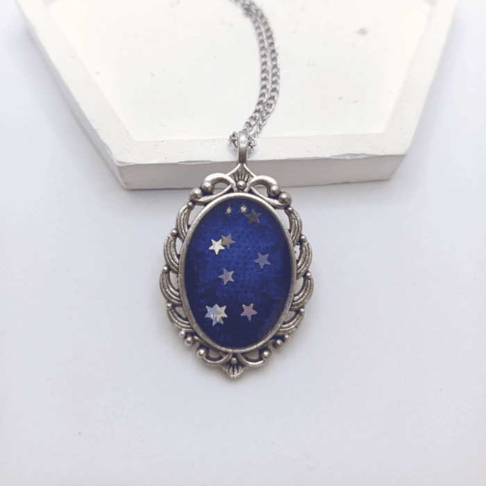 Набор украшений «Богиня Луны» в фэнтези-стиле — это завораживающая коллекция, погружающая в атмосферу магического мира. Комплект состоит из кулона, браслета, классической серьги и серьги - кафф, объединённых общей темой поклонения лунной богине и мистики ночного неба.