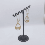 Набор украшений «Богиня Солнца» в фэнтези-стиле Этот завораживающий набор погружает в атмосферу волшебного мира, где царит свет и тепло солнечной богини. В коллекцию входят серьги, кольцо и брошь, объединённые общей темой поклонения солнцу и магии света.