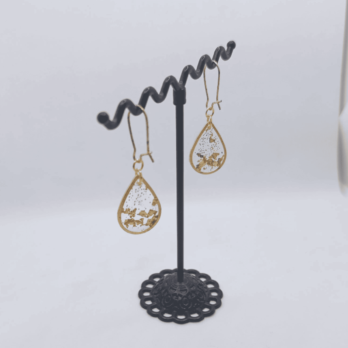 Набор украшений «Богиня Солнца» в фэнтези-стиле Этот завораживающий набор погружает в атмосферу волшебного мира, где царит свет и тепло солнечной богини. В коллекцию входят серьги, кольцо и брошь, объединённые общей темой поклонения солнцу и магии света.