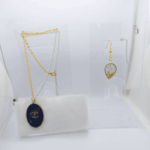 Набор украшений «Оракул» в фэнтези-стиле: кулон и серьги Этот мистический набор переносит в мир древних пророчеств и магических ритуалов. Каждое украшение — не просто аксессуар, а артефакт, наделённый особой энергетикой, способный стать проводником в тайны вселенной.