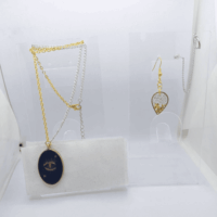 Набор украшений «Оракул» в фэнтези-стиле: кулон и серьги Этот мистический набор переносит в мир древних пророчеств и магических ритуалов. Каждое украшение — не просто аксессуар, а артефакт, наделённый особой энергетикой, способный стать проводником в тайны вселенной.